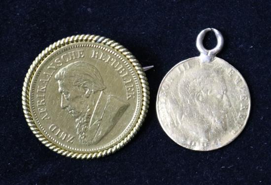 A South African gold half-pound coin, mounted as a brooch and a Napoleon III gold coin pendant (a.f).